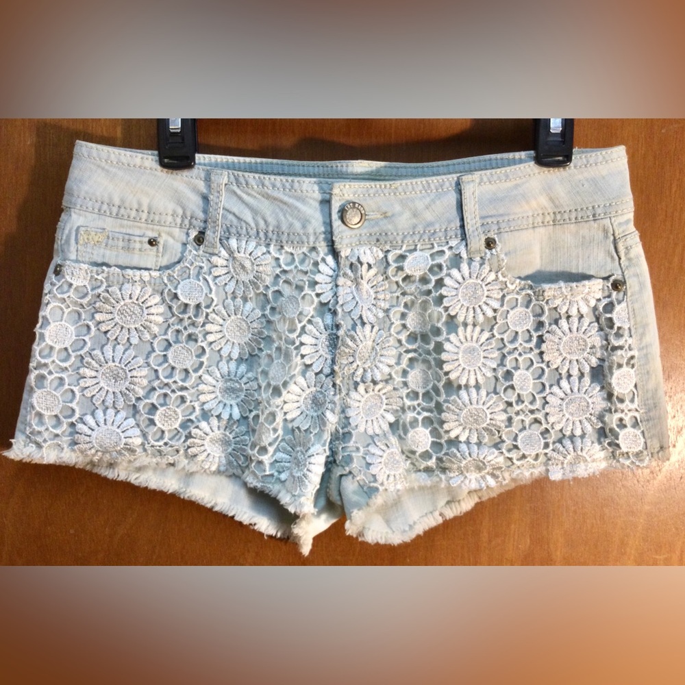 1st Kiss Denim Shorts Jr Size 11 Blue Daisy Crochet Lace Boho Festival Cutoff
